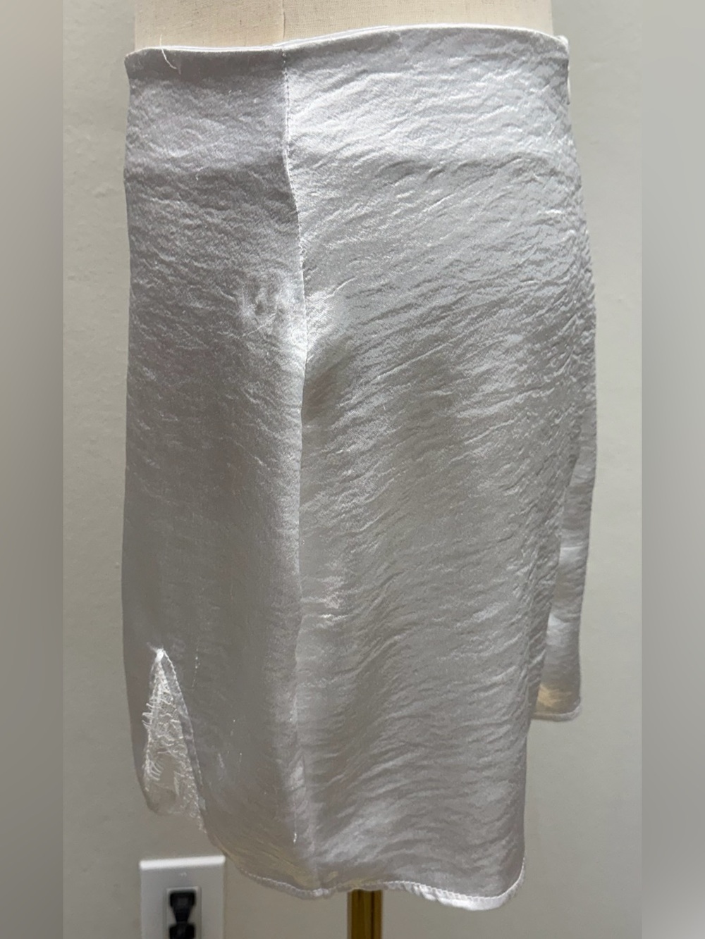 LYANER White Satin Mini Skirt Lace Slit Y2K Coquette Bridal Party Date Night - Picture 5 of 10